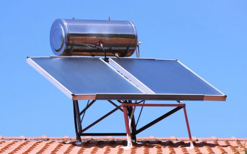 Διαφοροποιημένο το 2021 το σχέδιο χορηγιών για εγκατάσταση ή αντικατάσταση ηλιακών σε οικίες