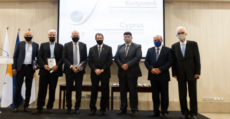 Οι εκπρόσωποι των τριών βραβευθέντων εταιρειών παρέλαβαν τα βραβεία τους από τον ΠτΔ. 