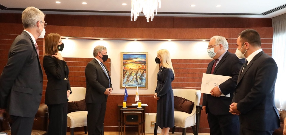 Φωτογραφία από την εθιμοτυπική συνάντηση της Υπουργού Ενέργειας κας Πηλείδου και της αντιπροσωπείας της Chevron υπό τον κ. Clay Neff, με την Πρόεδρο της Βουλής κα Αννίτα Δημητρίου. 
