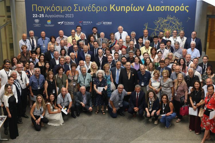 Οικογενειακή φωτογραφία των συνέδρων του Παγκόσμιου Συνεδρίου Κυπρίων της Διασποράς 