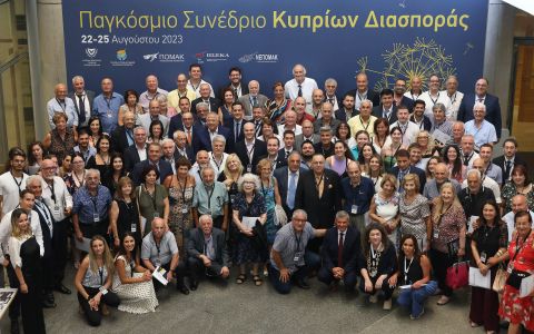 Οικογενειακή φωτογραφία των συνέδρων του Παγκόσμιου Συνεδρίου Κυπρίων της Διασποράς 